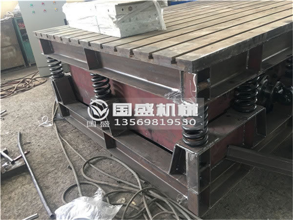 振動(dòng)平臺的振動(dòng)電機(jī)安裝位置